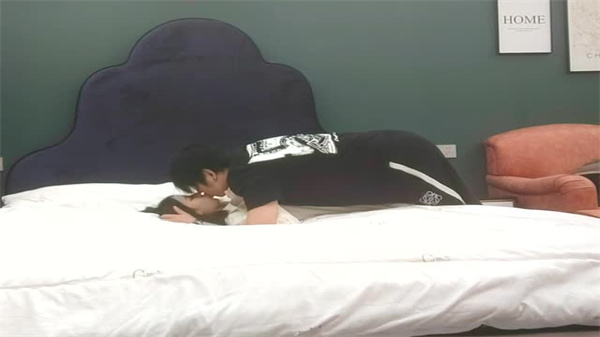 乖巧甜美嫩妹主动扒开内裤埋头狂舔嫩穴，淫水直流骚气冲天